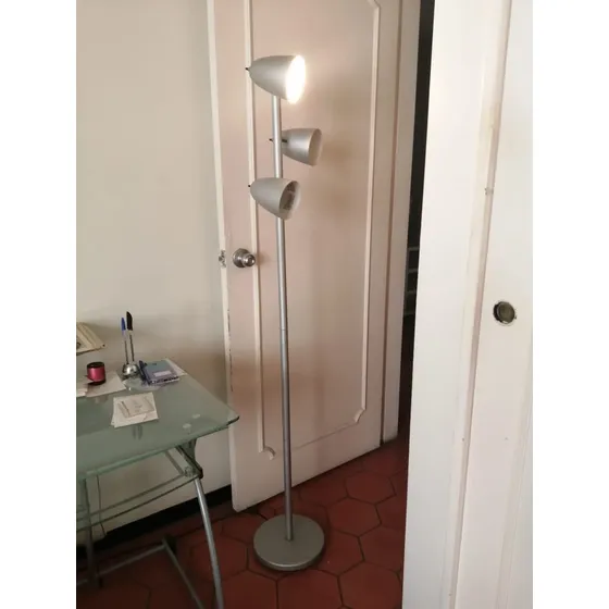 Lampara De Pie 3 Bombillas, Perfecto Estado, Esta En Caracas