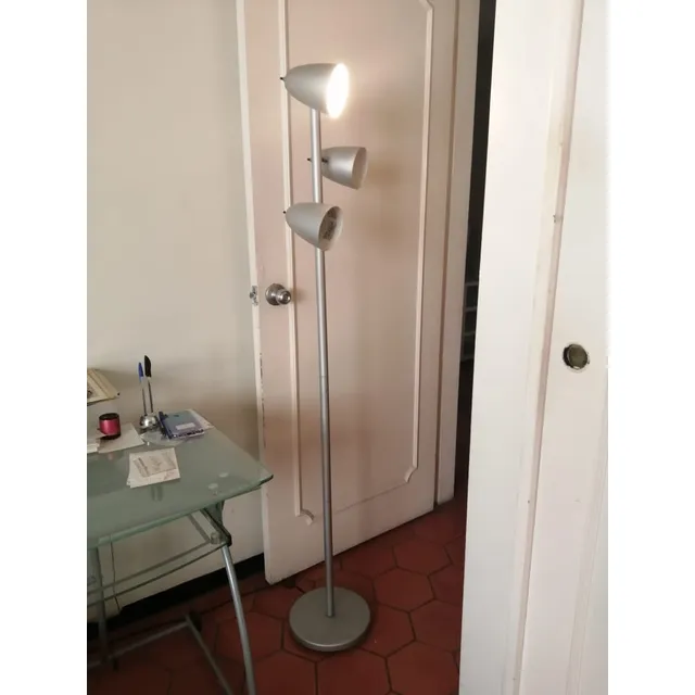Lampara De Pie 3 Bombillas, Perfecto Estado, Esta En Caracas