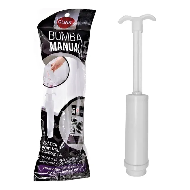 La bomba de succión manual extrae el aire de la bolsa de plástico para aspiradora