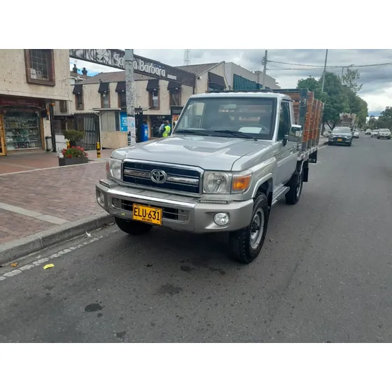 Toyota Land Cruiser Estacas 4x4 Gasolina