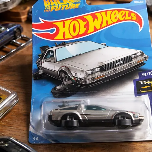 Hot Wheels Retro Back to the Future 1:55 Die Cast Car DeLorean Time Machine Hot Wheels Retro Back to the Future 1:55 Die Cast Car DeLorean Time Machine