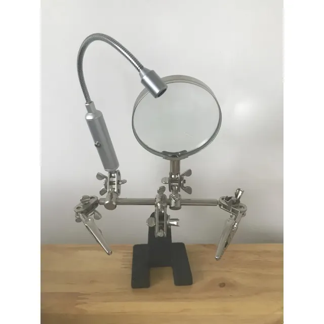Soporte De Ayuda Con Lupa Y Luz