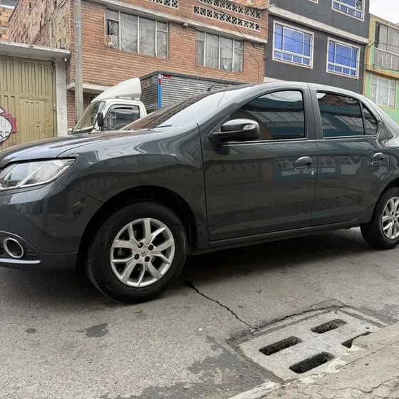 Renault Logan 2017 1.6 Privilege / Intens