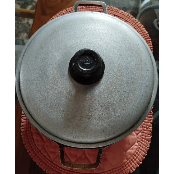 Remato Caldero De Aluminio Fundido Con Tapa Marca India.