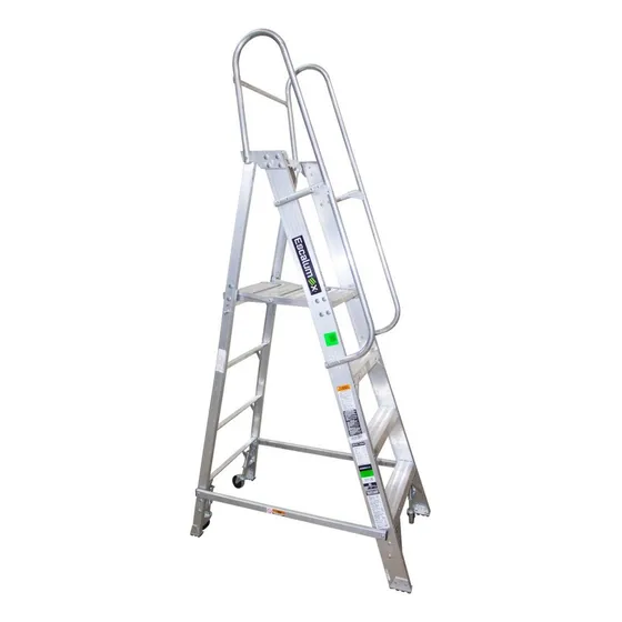 Escalera C/plataforma Pleg 4 Esc, Ruedas Y Barandal Akron Color Plateada