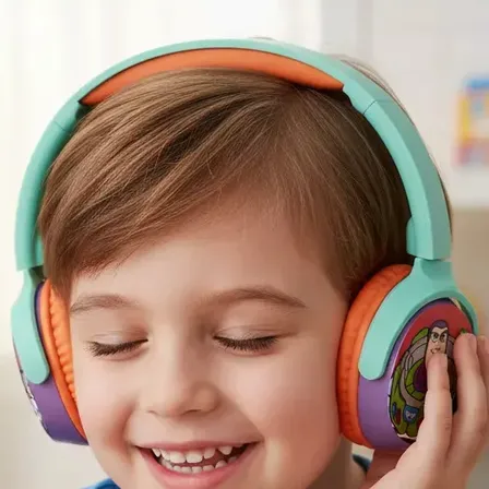Pack Audifonos Y Parlante Bluetooth Niños Bateria Recargable Usb Buzz Lightyear Toy Story 5 Verde Calipso Vais