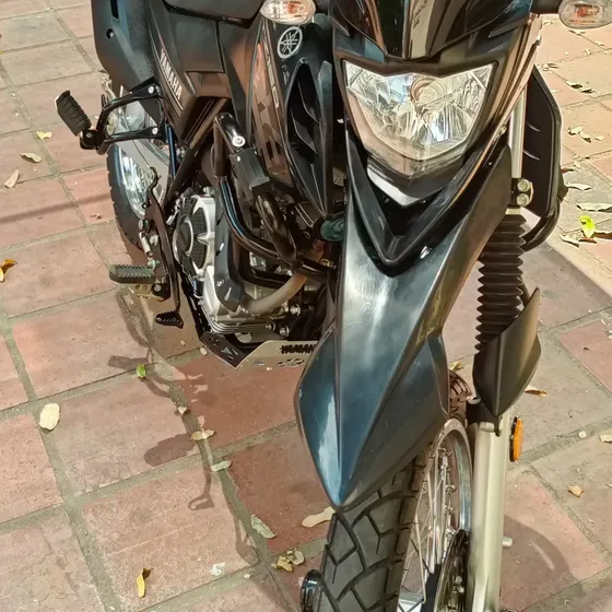 Moto En Excelente Estado, Con Todos Sus Accesorios De Protec