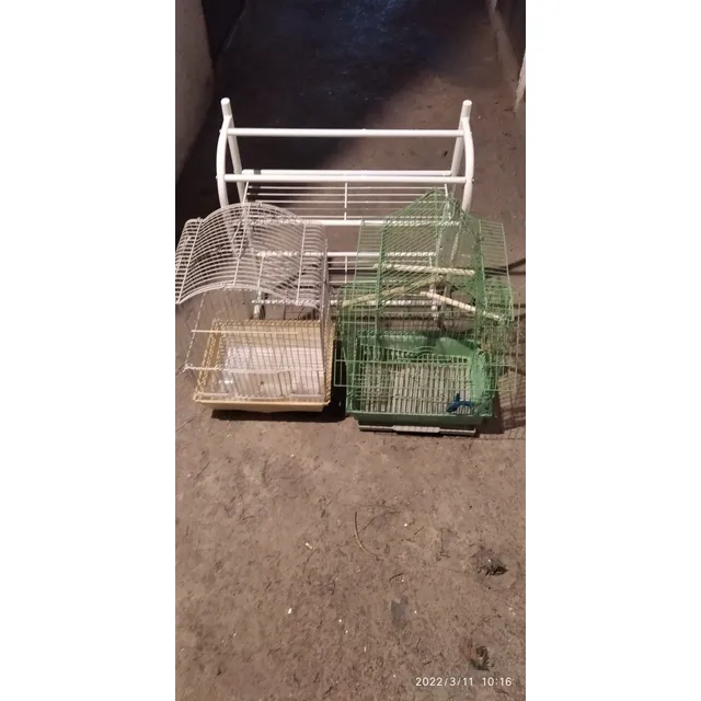 Jaulas Para Aves Pequeñas De Color Blanco Y Verde .