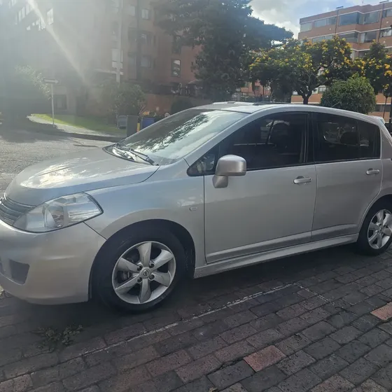 Nissan Tiida Hb 2012 1.8 Premium