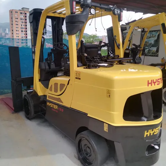 Montacarga  Hyster  6  Ton A Gas Triple Torre 2023 Año