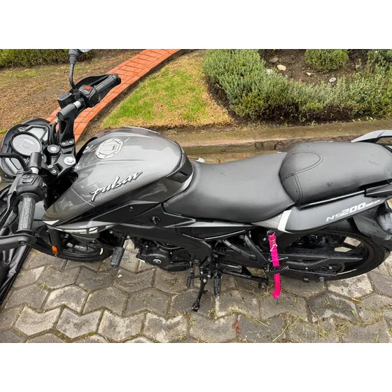 La Pulsar Ns200 Es Una Motocicleta De Tipo Streetfighter Ns