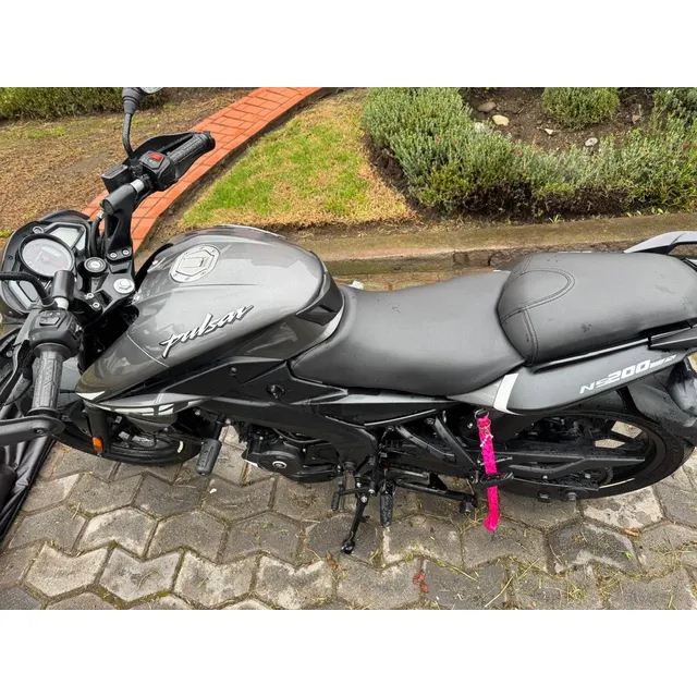 La Pulsar Ns200 Es Una Motocicleta De Tipo Streetfighter Ns
