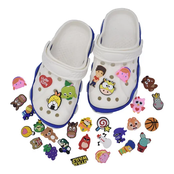 Kit 100 Pins Botons para Crocs – Decoração Criativa, Charms de PVC Macio, Modelos Variados, Fixação Segura, Compatível com Sandálias e Mochilas, Ideal para Presentes e Festas