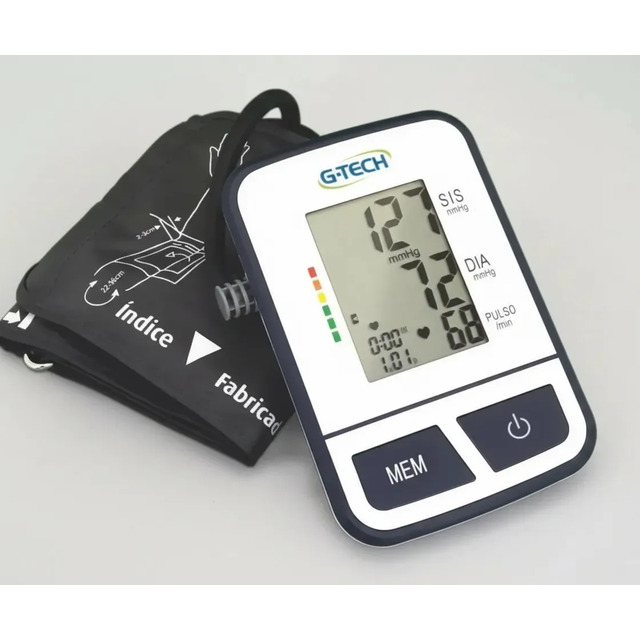 Aparelho medidor de pressão digital de braço G-Tech BSP11 na cor branca com sua braçadeira preta ao lado sobre fundo claro