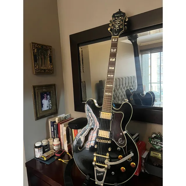 Guitarra Eléctrica EpiPhone Sheraton + Bigsby Vibrato