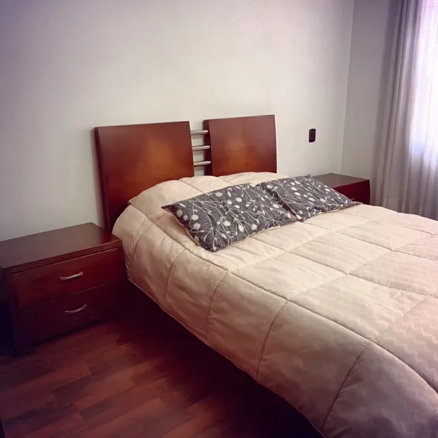 Juego De Alcoba Con 2 Nocheros Y 1 Cómoda En Madera
