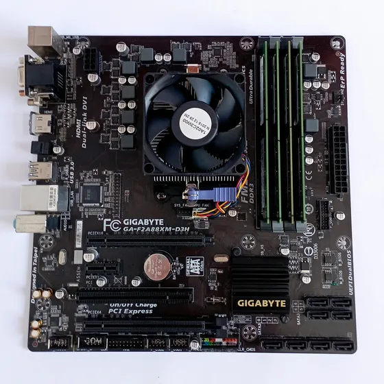Placa Mãe Gigabyte Ga-f2a88xm-d3h Cpu Amd A4-7300 8gb 500gb Preto