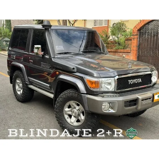 Toyota Land Cruiser Macho Arabe