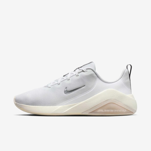 Tênis Nike Air Zoom Bella 7 feminino na cor branca com detalhes em cinza claro e solado com tecnologia Air Zoom visível