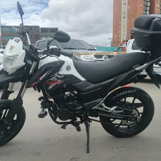 Akt Ttx 200  Supermotard Ideal Para Ciudad Y Carretera