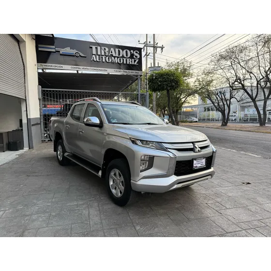 Mitsubishi L200 2.4 Cabina Doble 4x2 Mt