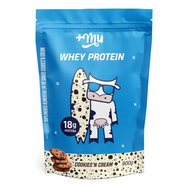 Embalagem de 900g de Whey Protein +Mu sabor Cookies n' Cream com ilustração de uma vaca surfista na frente
