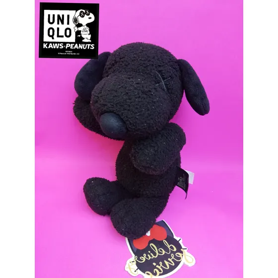 Kaws & Peanuts Uniqlo Peluche Snoopy Negro 25cm 