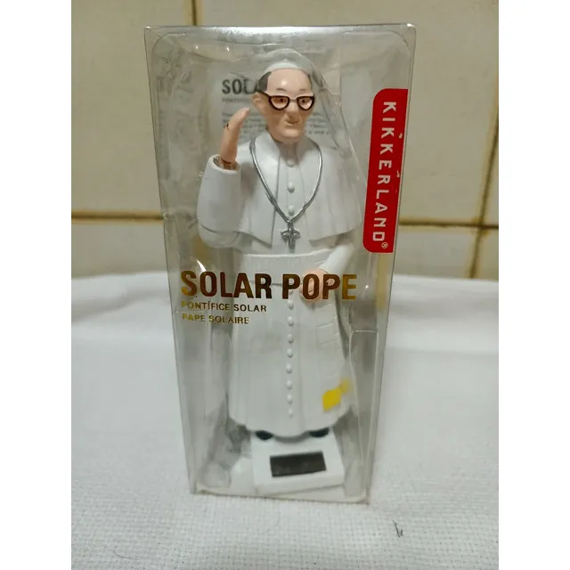 Estatua Solar Del Papa Francisco Hecha Por Kikkerland