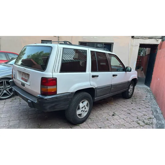 Jeep Grand Cherokee Laredo L6 4x2 At