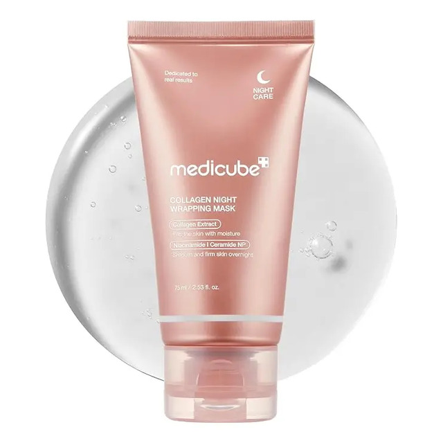 Bisnaga de 75ml da máscara noturna Medicube Collagen Night Wrapping Mask em tom rosado sobre um fundo circular translúcido que simula a textura em gel do produto.