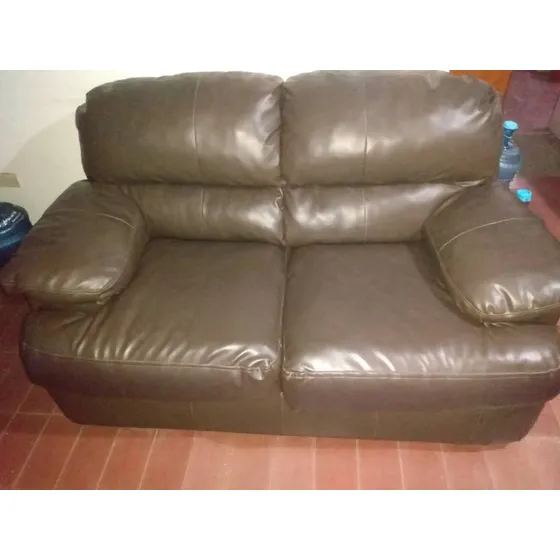 Sofá De Dos Puesto En Semi-cuero