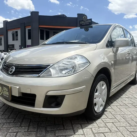 Nissan Tiida Hb 2013 1.8 Visia