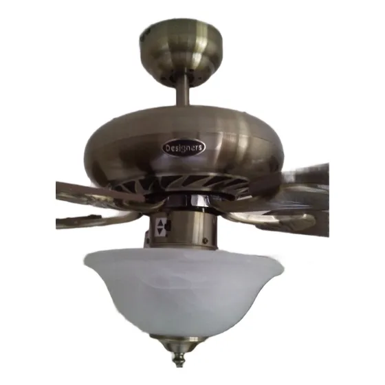 Hogar: Ventilador De Techo Con Lampara Marca Designers Usado