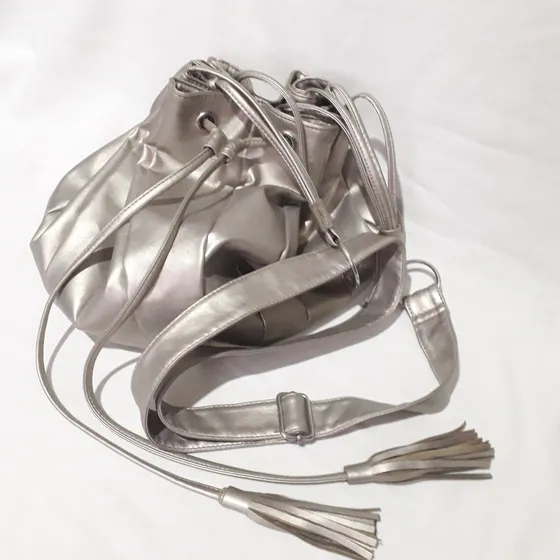 Bolso Bershka Original Color Plateado Caño De Fusil
