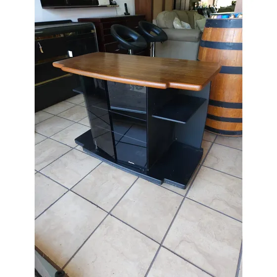 Mesa Para Pantalla O Tv De Madera Con Ruedas.  Como Nueva