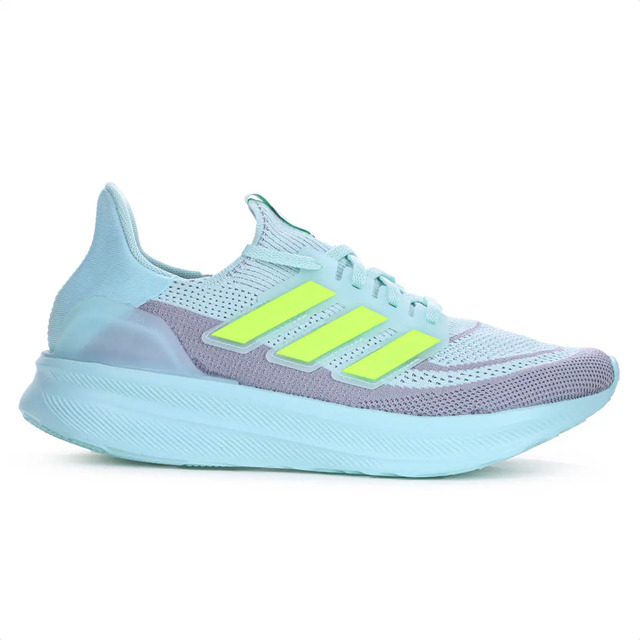 Tênis Adidas Acelera Running feminino na cor azul claro com as três listras laterais em verde neon e solado esportivo.
