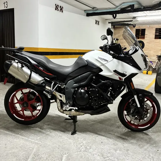 Espectacular Triumph 1050 Cc Tricilindrica Con 120 Caballos