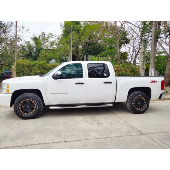Chevrolet Silverado E Pickup 2500 Crew Cab 4x2 Mt