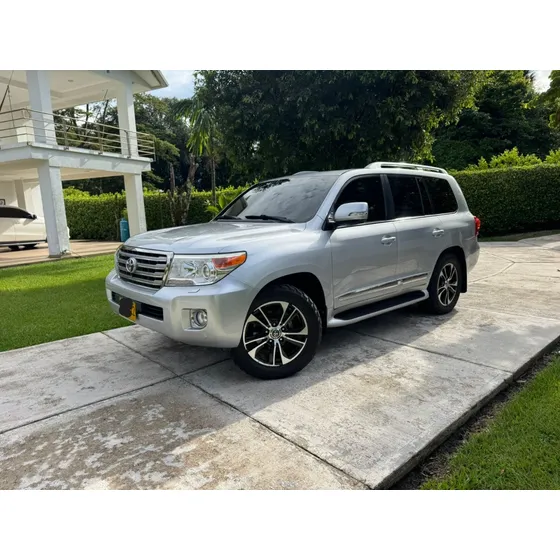 Toyota Land Cruiser Sahara V8