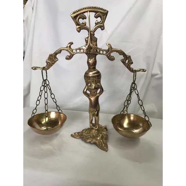 Balanza En Bronce Con Niño X 29cm, Platos Redondos Lisos