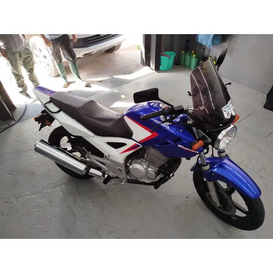 Honda Twister 2016 Capitan America