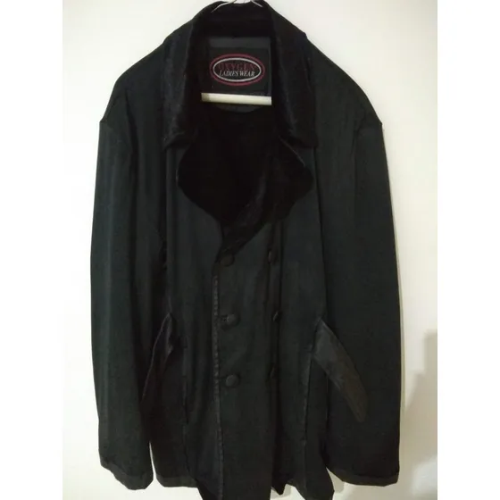 Una Chaqueta De Dama Usada