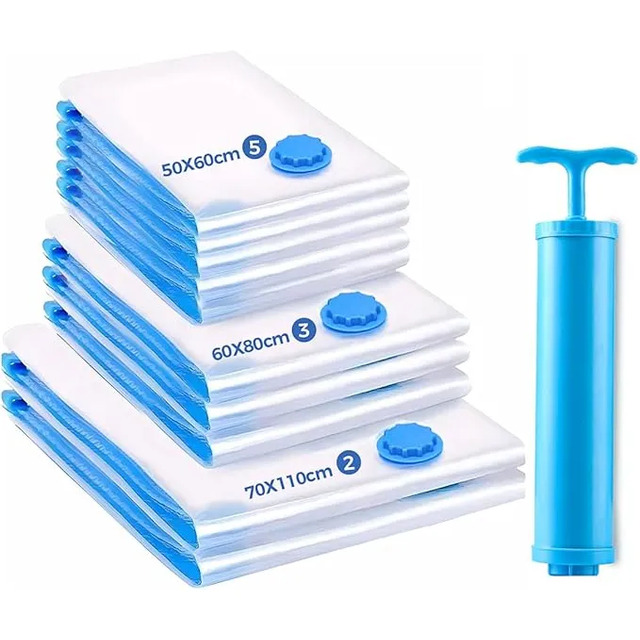 Kit com 10 sacos organizadores a vácuo de tamanhos variados e uma bomba de sucção manual azul ao lado
