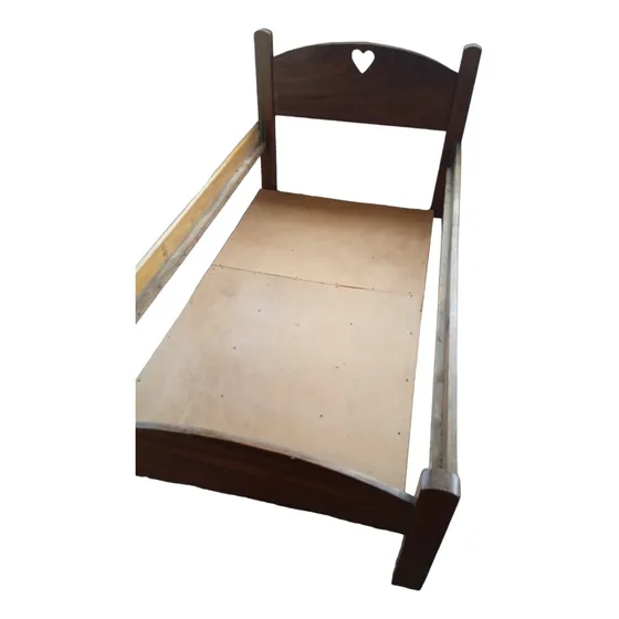 Cama Individual De Madera Con Corazon Usada 