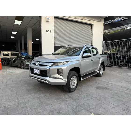 Mitsubishi L200 2.4 Cabina Doble 4x2 Mt