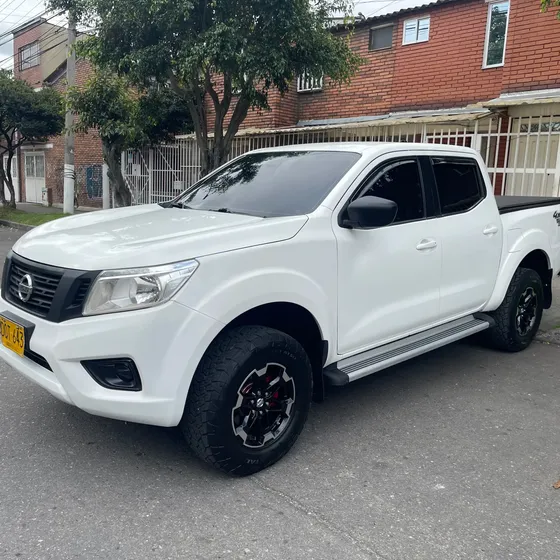 Nissan Np300 Frontier 2018 2.5 Cd 4x4 Se Mt 4p