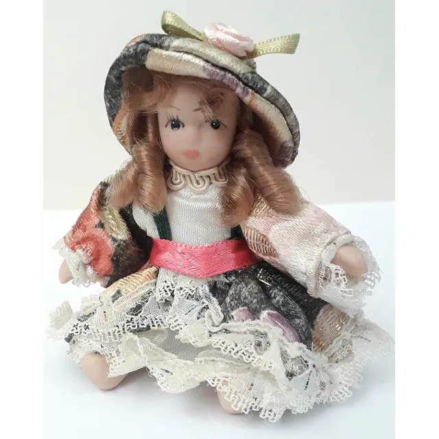 Muñeca De Porcelana Vestida Con Gobelino Y Raso Buen Estado
