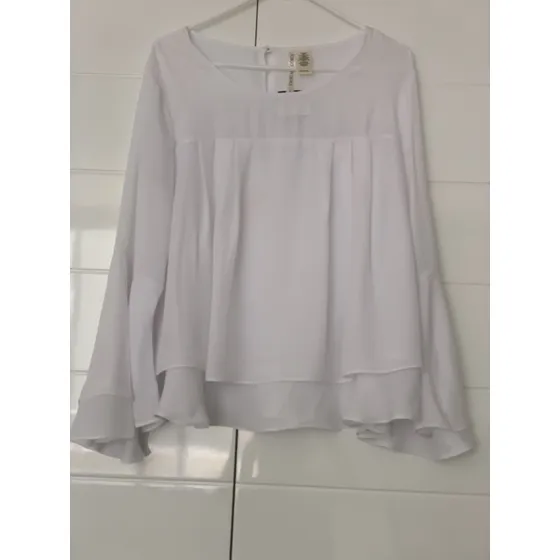 Modernas Blusas. Blancas. Tallas  S, M Y L .