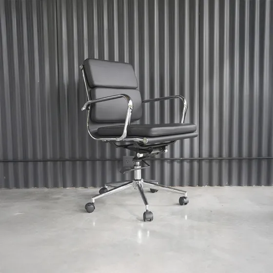 Sillón De Oficina Ejecutivo Ecocuero Cromado - Aluminium Soft Bajo Color Negro