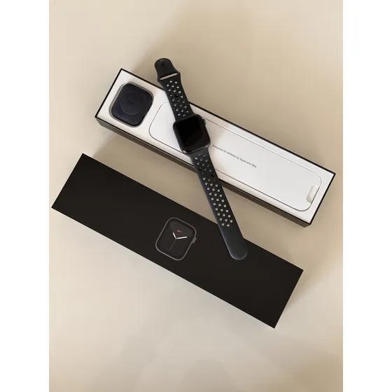 Apple Watch Modelo Nike Series 5 44mm Aluminio Space Gray -